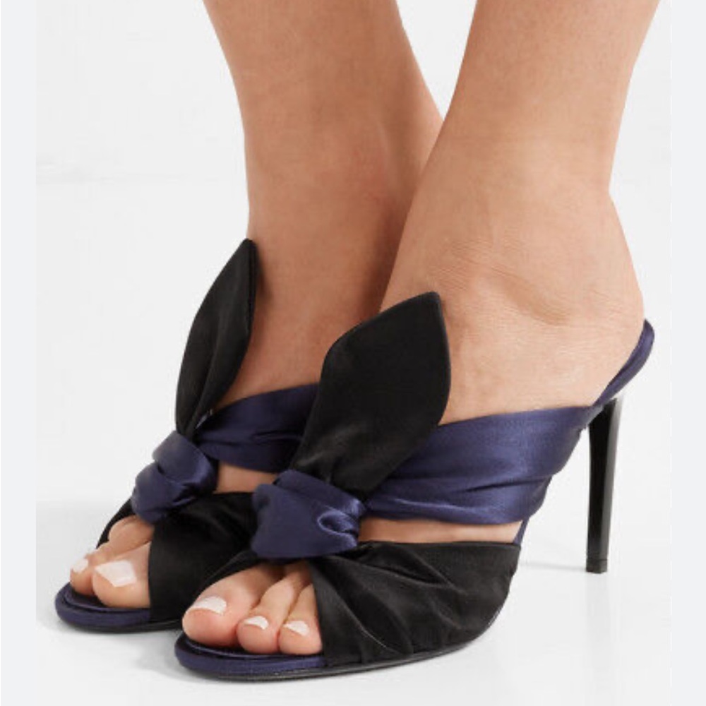 New/Never Worn Oscar de la Renta blue and black satin mules size 39